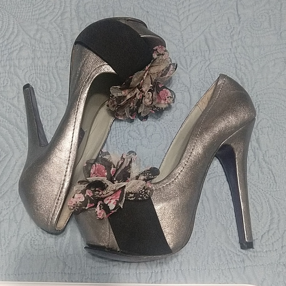Like new silver Mojo Moxy heels - women's sz 6